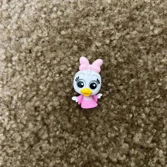 Disney Doorables: Let’s Go Series Figurine – International Getaway – Daisy Duck - Picture 2 of 4